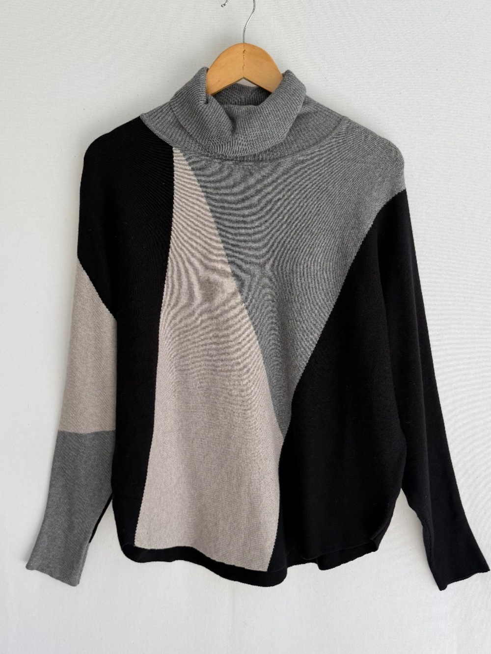 AAEDA Womenβs Large Black Gray & Cream Color Block Turtleneck Sweater